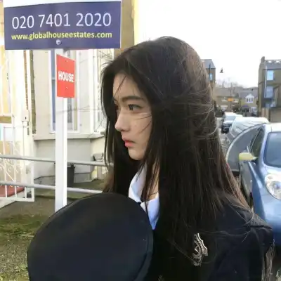 钟由希